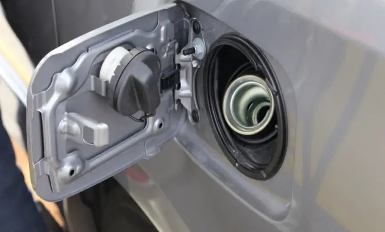 Otevřený palivový čep automobilu s viditelným vnitřním systémem.