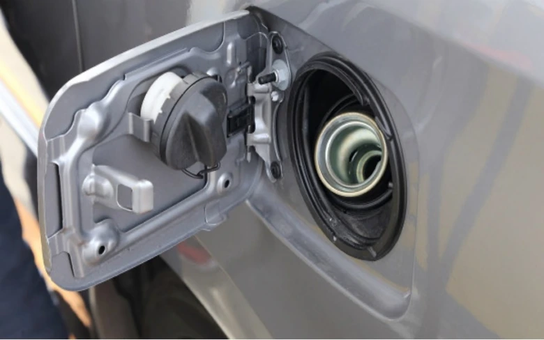 Otevřený palivový čep automobilu s viditelným vnitřním systémem.