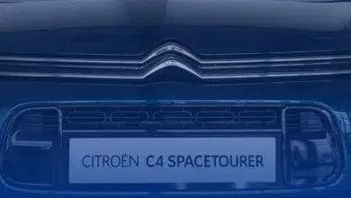 Modrý automobil Citroën C4 SpaceTourer zepředu v interiéru prodejny.