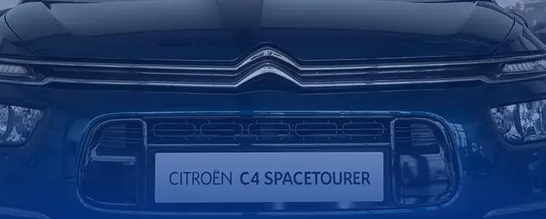 Modrý automobil Citroën C4 SpaceTourer zepředu v interiéru prodejny.