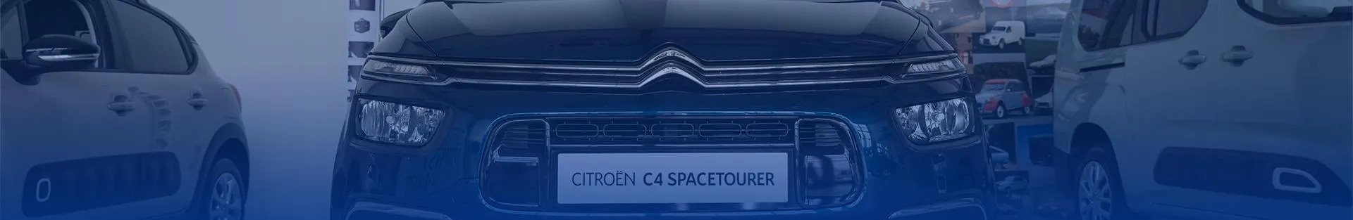 Modrý automobil Citroën C4 SpaceTourer zepředu v interiéru prodejny.