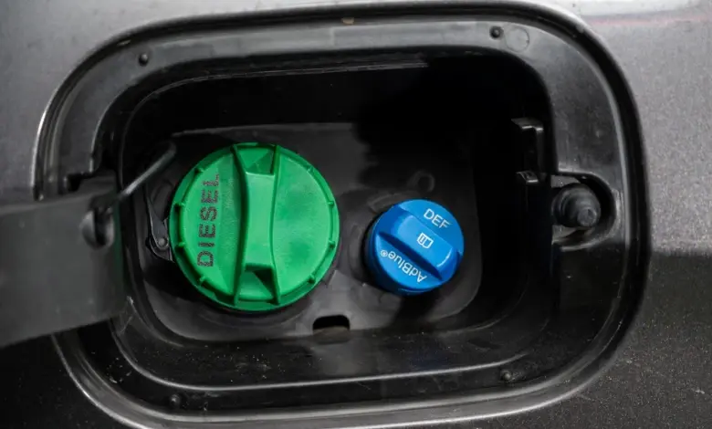 Otevřená palivová nádrž s víčky pro naftu a tekutinu AdBlue.