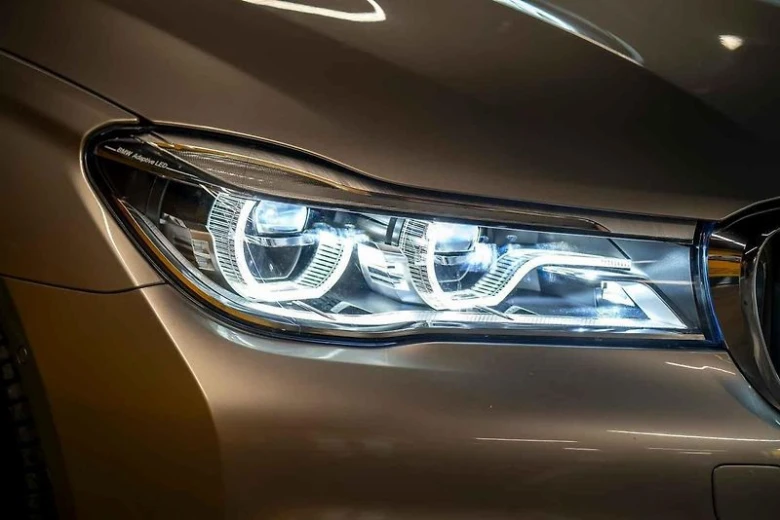 Zapojení světlometu automobilu, nikoliv přívěsu.