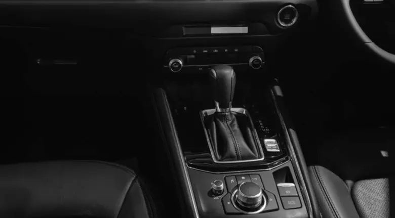 Interiér automobilu s automatickou převodovkou DSG.