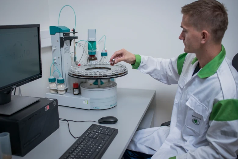 Technik v laboratoři testuje vzorek motorového oleji na přítomnost vody.
