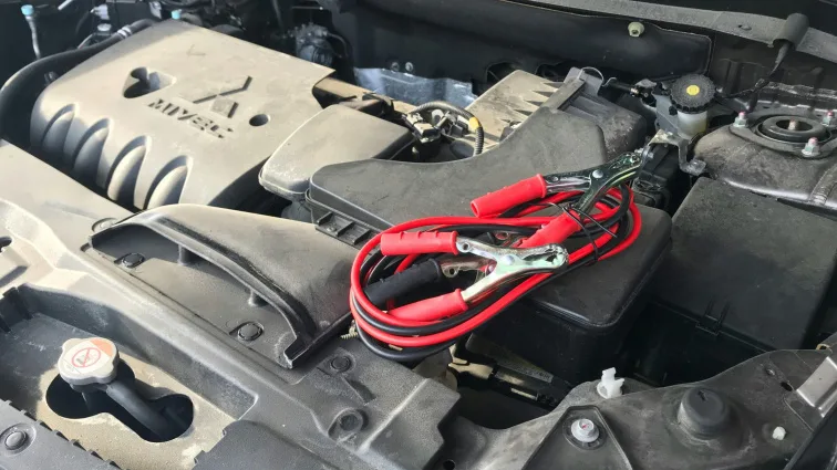 Kabely pro zapojení baterie v motorovém prostoru auta.