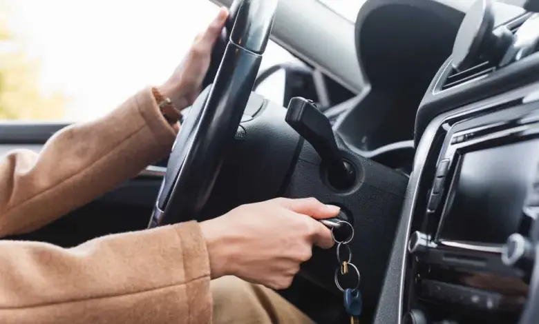 Osoba zapojuje auto klíčem do zámku na palubce.