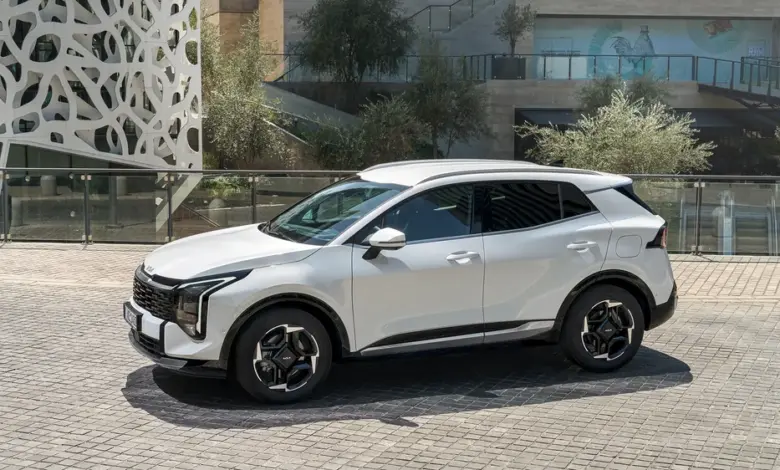 Bílý SUV Kia Sportage páté generace na asfaltu.