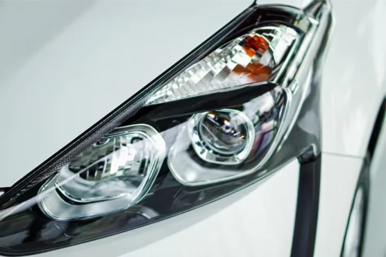 Detailní pohled na přední světloměr automobilu s denním svícenem.