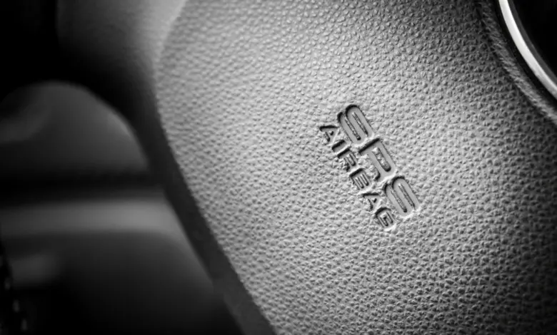 Detailní záběr na logem AIRBAG v interiéru vozu Hyundai i20.