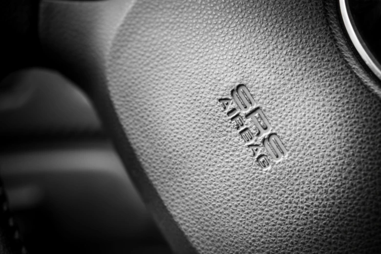 Detailní záběr na logem AIRBAG v interiéru vozu Hyundai i20.