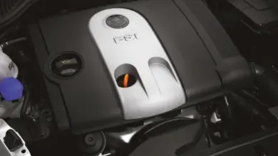 Motor s logem FSI v motorovém prostoru automobilu.