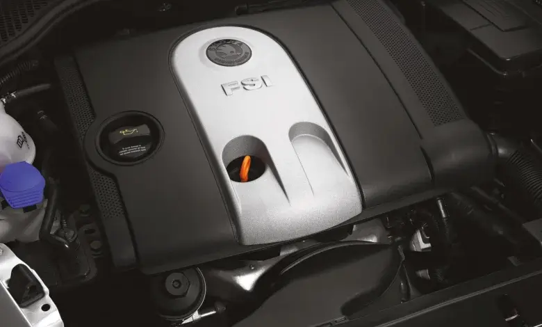 Motor s logem FSI v motorovém prostoru automobilu.