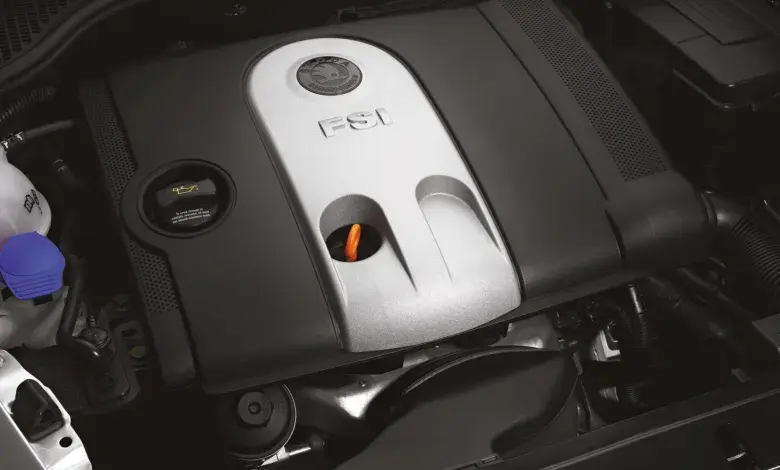 Motor s krytem označeným logem FSI v motorovém prostoru.