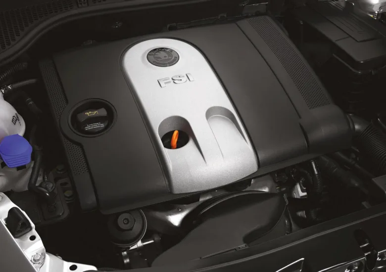 Motor s krytem označeným logem FSI v motorovém prostoru.