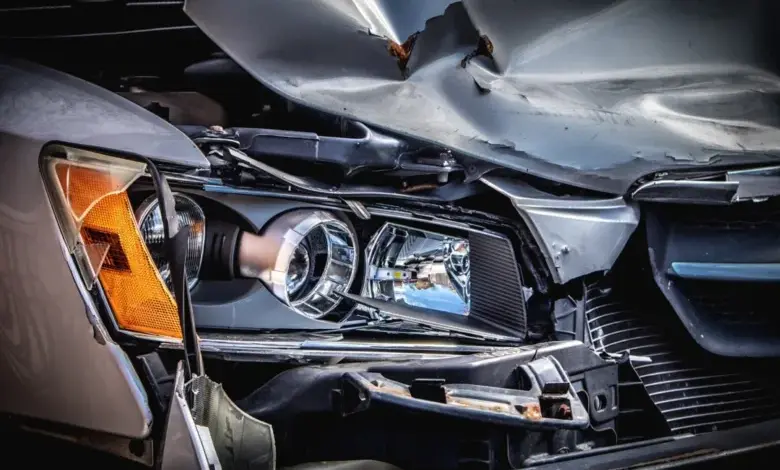 Poškozený přední nárazník automobilu po nehodě