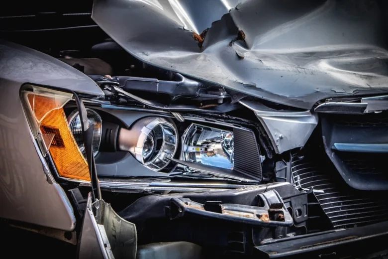 Poškozený přední nárazník automobilu po nehodě