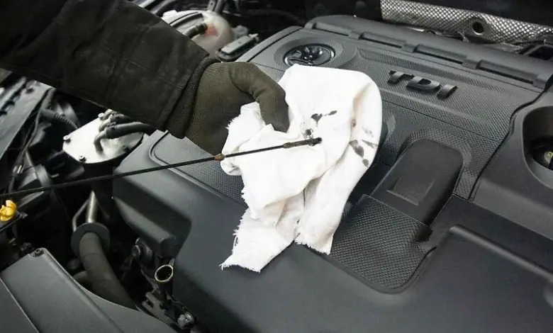 Kontrola hladiny oleje v motoru pomocí lžíce.