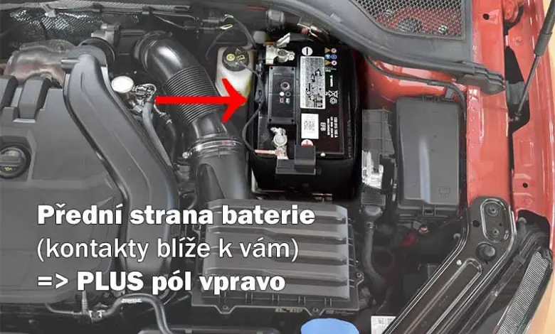 Přední strana baterie s označením plus pólu vpravo.