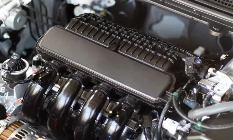 Detailní pohled na motorový prostor s černým nasáváním.