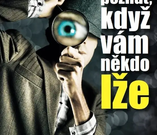 Muž s lupou hledá pravdu v očích.