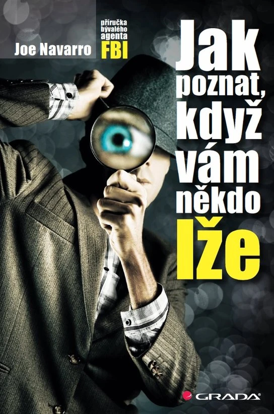 Muž s lupou hledá pravdu v očích.