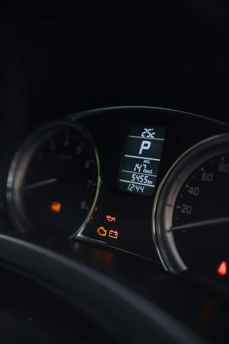 Zapnuté varovné světla motoru a baterie na přístrojové desce auta.