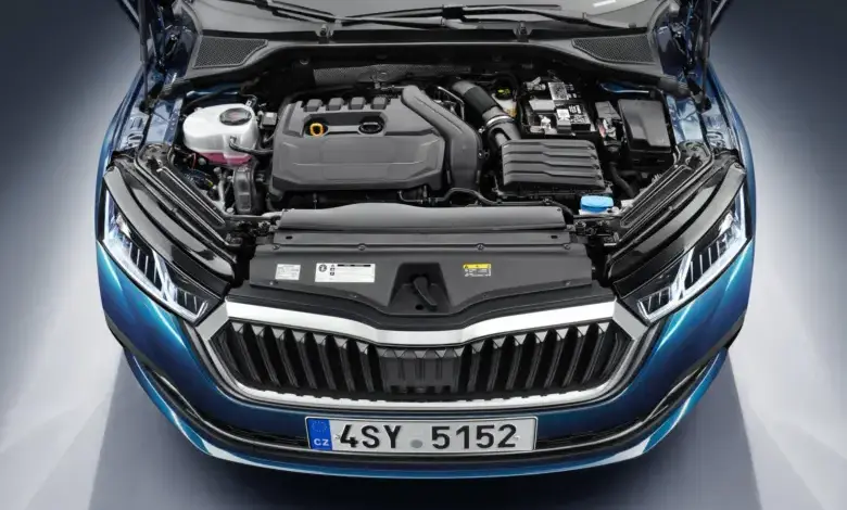 Modrý Škoda s otevřenou kapotou ukazující motor TSI v čistém podvozku.