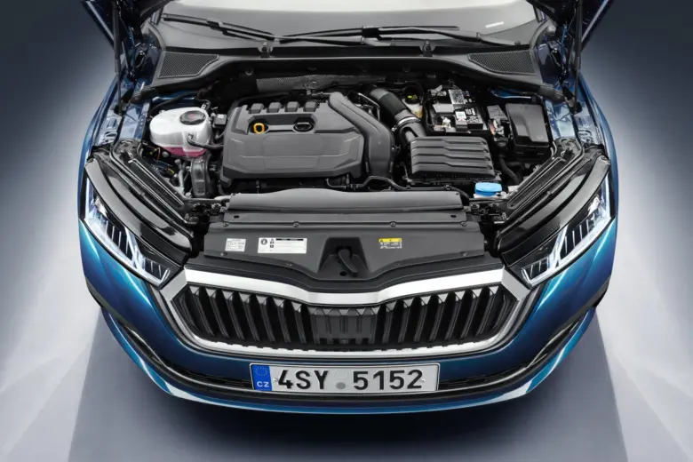 Modrý Škoda s otevřenou kapotou ukazující motor TSI v čistém podvozku.