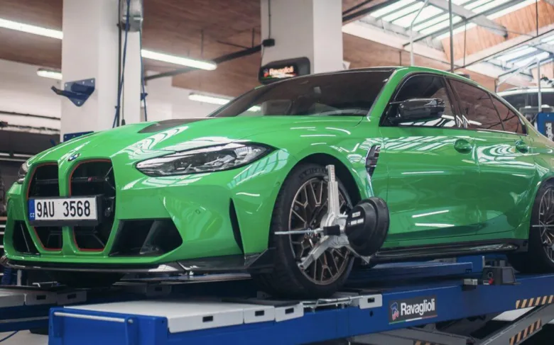 Zelený upravený BMW na zvedáku v dílně