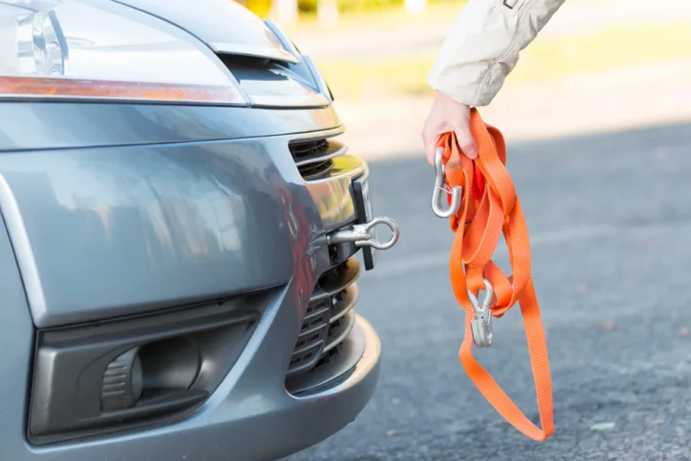 Oranžová taška pro tahání auta s automatickou převodovkou.