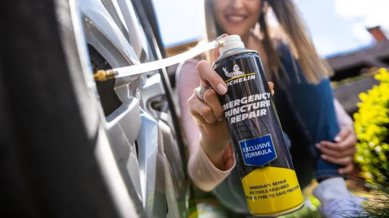 Těsnicí sprej Michelin pro opravu propichnuté pneumatiky bez nářadí.