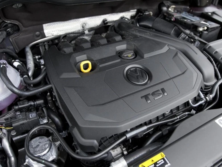 Motor VW s logem VAG v podkapotí.