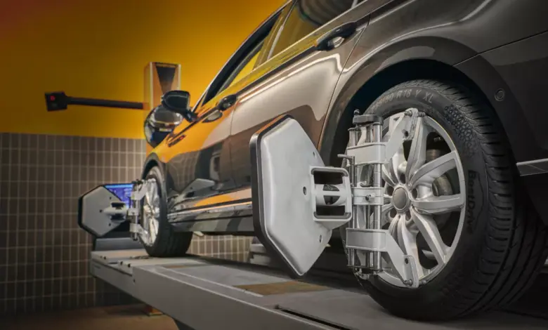 Automobil na zvedáku s nástavcem pro seřízení kol.