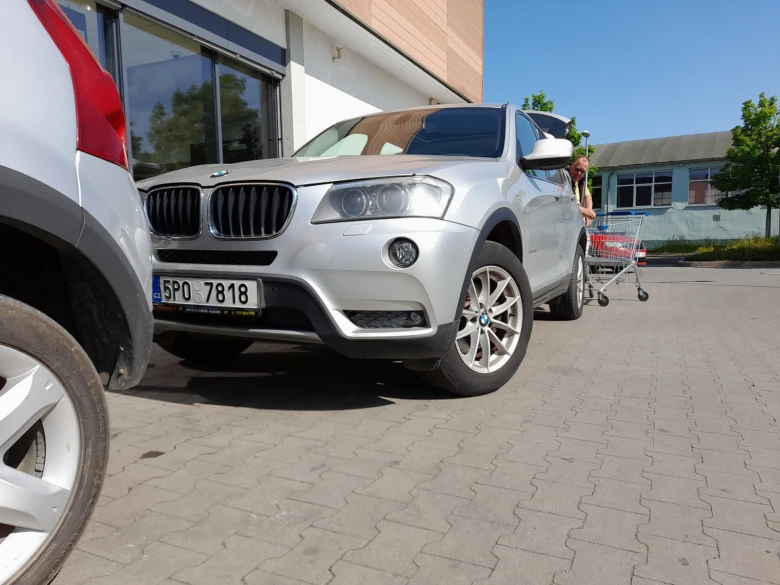 Stříbrné SUV zaparkované u prodejny pro parkování