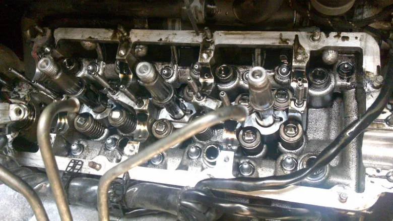 Otevřený válec motoru s viditelnými ventily a pružinami pro diagnostiku zvuku.