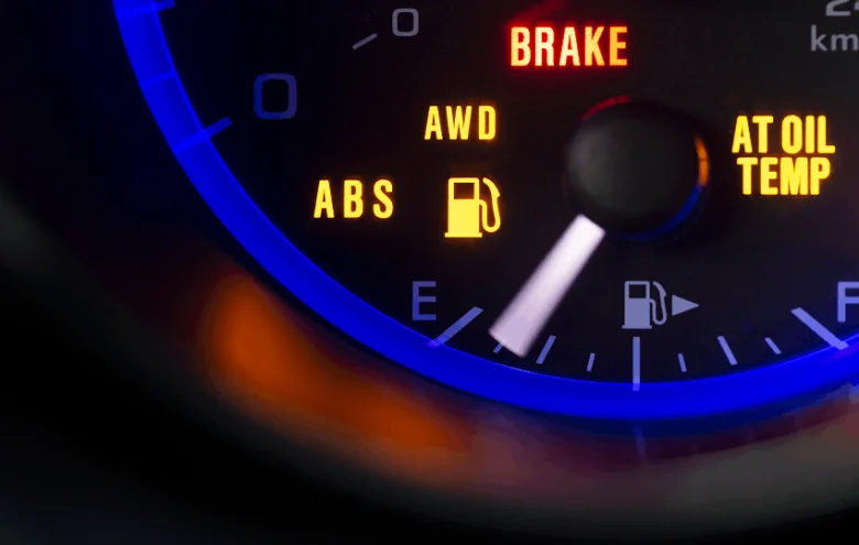 Zapnutá kontrolka ABS na přístrojové desce automobilu.