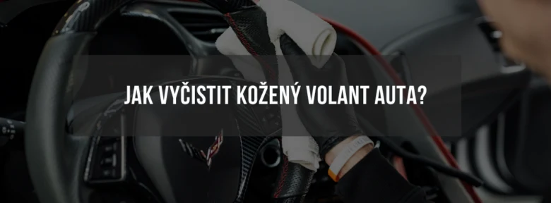 Čištění koženého volantu rukavicemi v autě.