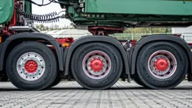 Blízky pohled na nápravu kamionu s třemi koly.