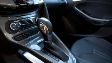 Interiér automobilu s pákou automatické převodovky.