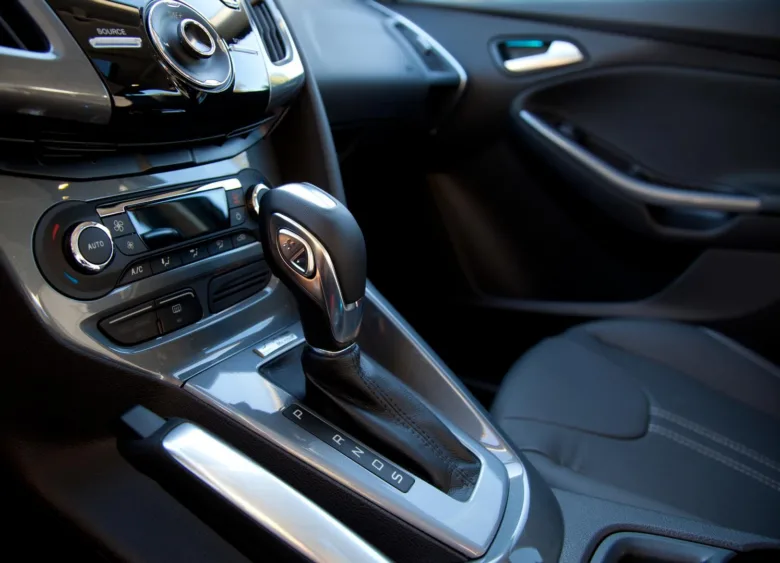 Interiér automobilu s pákou automatické převodovky.