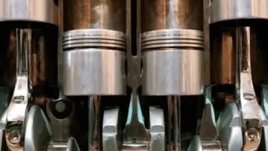 Detail vnitřního spalovacího motoru s písty a vačkovým hřídelem