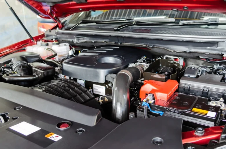 Motorový prostor Toyoty Camry s otevřenou kapotou.
