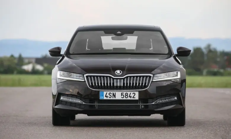 Černý Škoda s předním osvětlením pro článek o světlometech.