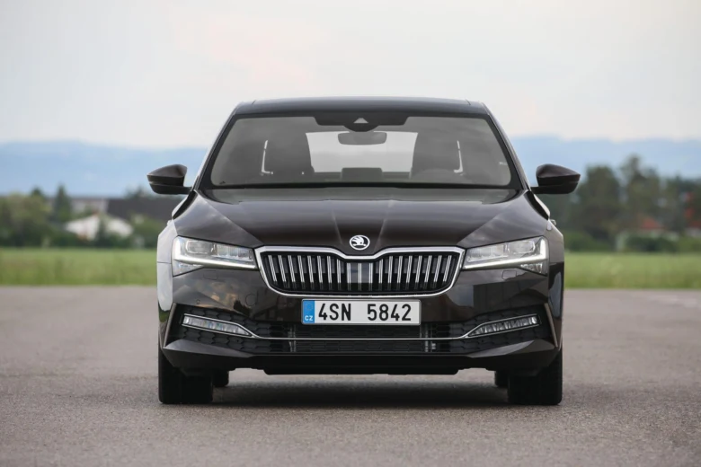 Černý Škoda s předním osvětlením pro článek o světlometech.