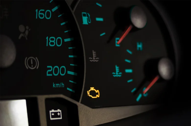Zapnutá kontrolka motoru na přístrojové desce automobilu.