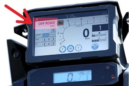 Digitální displej motocyklu v režimu OFF ROAD.