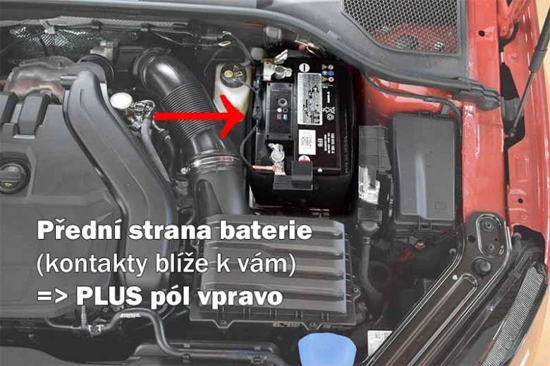 Přední strana autobaterie s plusovým pólem vpravo