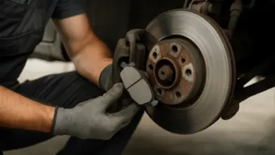Mechanik montuje nové brzdové destičky na kolový disk.