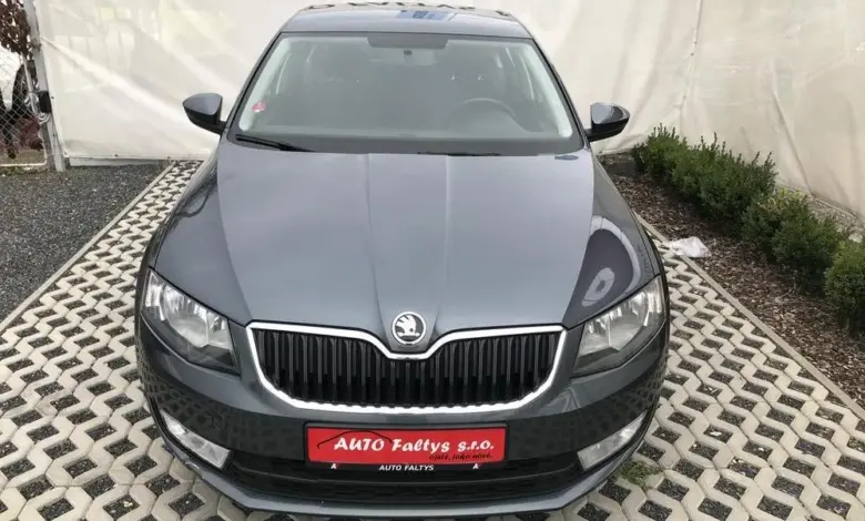 Škoda Octavia zepředu na parkovišti u prodejce.